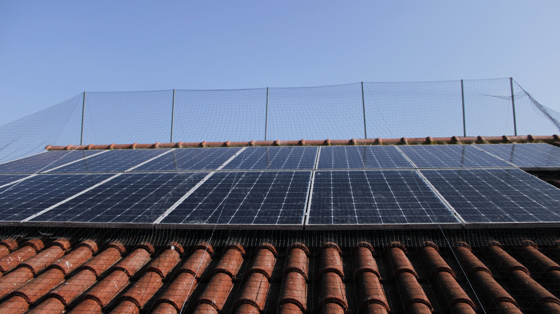 Δίχτυ προστασίας από πτηνά της PPS εγκατεστημένο σε στέγη στην Κύπρο